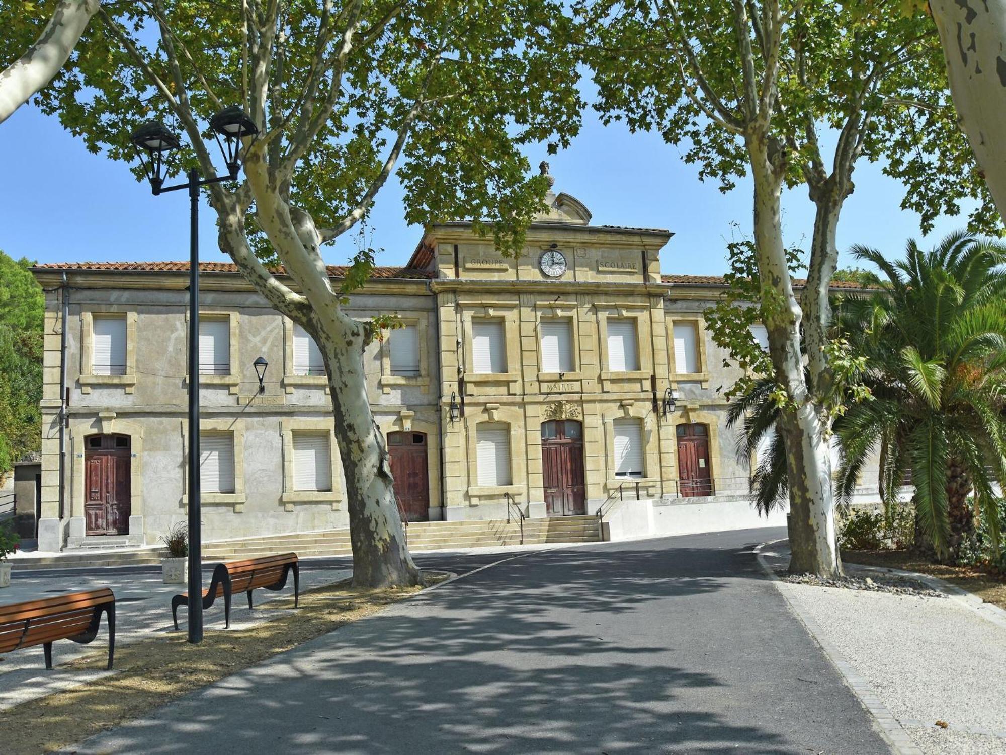 Classy In Que Des Corbi Res With Swimming Pool *